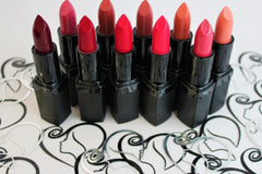 Extremely pigmented lipsticks with a long-lasting, full-coverage finish. All lipsticks are perfectly infused with vanillin extract.