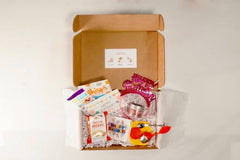 Grandbox gift box opened with snacks, sweets, accessories, and festive details, ideal as a surprise gift for Valentine's Day.