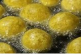 Pholourie frying.