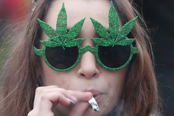The 420 Box features 8 to 10 retro chic smoking accessories for modern women.  Everything from papers to home decor.