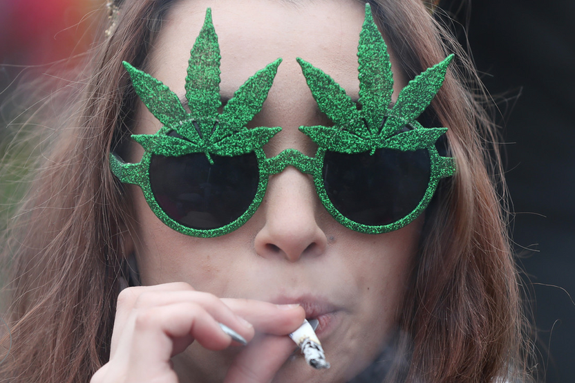 The 420 Box features 8 to 10 retro chic smoking accessories for modern women.  Everything from papers to home decor.