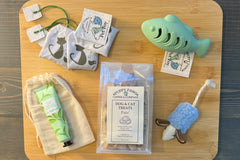 Paws for A Cause - Cat Box includes:
Two cat toys
One Large bag pet treats
One Lagniappe gift for the human