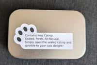 Back label of the tin, marking that it contains 1/3oz of catnip, as well a giving instructions for use.