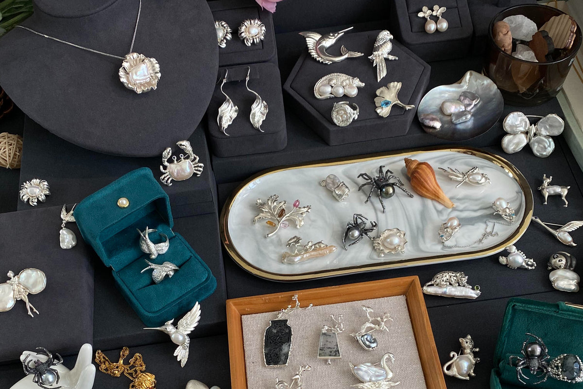 Monthly jewelry box subscription