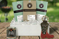 Tea & Pet Box includes:
2 bags full-size loose leaf tea
1 large bag pet treats
1 pet toy
1 lagniappe gift for the human