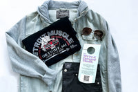 An example of a grunge men’s outfit consisting of vintage Y2K jeans, a modern hoodie jacket and vintage 90s t-shirts to go with. 