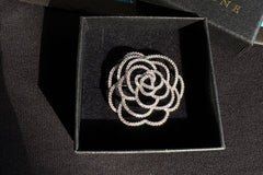 I’m dreamcloud,a jewelry designer,my shopify store:“www.flytodreamcloud.com”,where all my designs are available,including brooches, rings.
