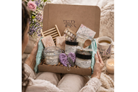 Natural bath and body subscription box for relaxation and self-care
Pampering spa box with lavender accents and handcrafted bath products
Wo