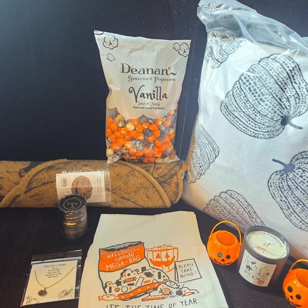 Sténographe Trick or Treat box with a jack-o'-lantern rug, pumpkin pillow, Halloween towel, candle and popcorn