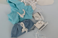 September box with 3 items for your Labubu doll. It includes sweatshirt, colors may vary, shoes and jeans.