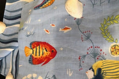 4 eversible napkins made of high quality cotton.  Choose from blue waves or colorful sea-life. 