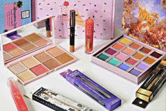 January 2023 Box
Featuring:
3 Liners
1 Eye Crayon
1 Plumping Gloss
1 Face Palette
1 Eyeshadow Palette