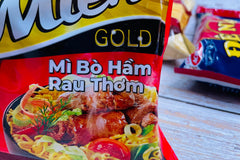 This is "beef noodles stewed with herbs": a noodle pack with a package of sauce that has the flavor of stewed beef with special Vietnam 