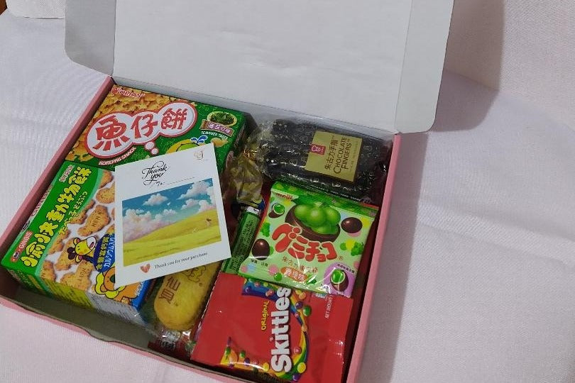 The box will contain 8-10 kinds of snacks from Hong Kong or international, and the food may be different from the previous box.