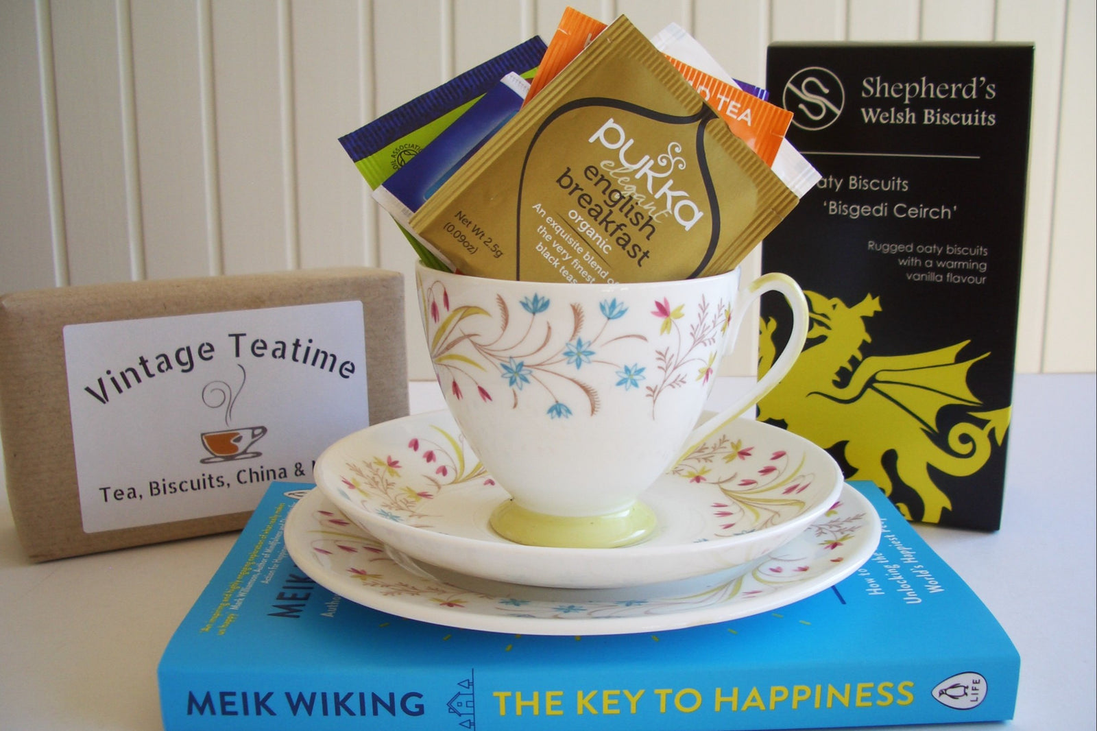 The Original English Vintage Teatime Box - Eat, Drink, Read & Keep