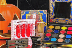 October 2022 Box
Everyone Received:
1 Eye Crayon
1 Face Brush
1 Highlighting Oil
3 PC Lipstick set
1 Eyeshadow Palette