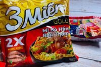 This is "beef noodles stewed with herbs": a noodle pack with a package of sauce that has the flavor of stewed beef with special Vietnam 